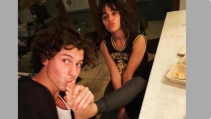 Shawn Mendes, sevgilisinin ayağını öptü ve fotoğraf paylaştı! Peki sen, sevgilinin ayağını öper misin?