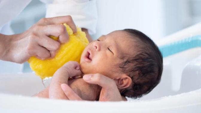 Bebeğime banyo yaptırırken onu düşürmekten korkuyorum. Bunu nasıl aşabilirim?