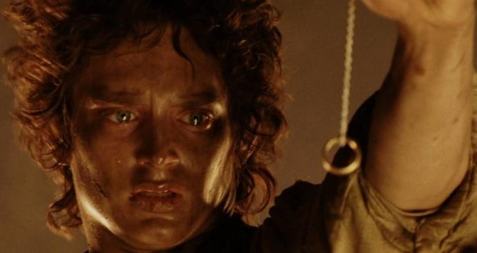 Bu Frodo hani çok karakterliydi hani yüzüğü atacaktı. Gollumla boğuşurken yüzük aşağı düştü frodo atamadı sonuçta.