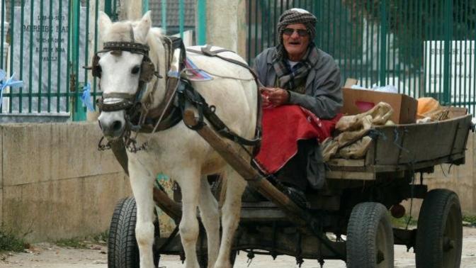 "Artık asgari ücretlimizin evinin önünde arabası mevcut." Sizce asgari ücretle çalışan biri araba alabilir mi?