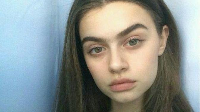 Tek kaşlı kızları sever misiniz erkekler?