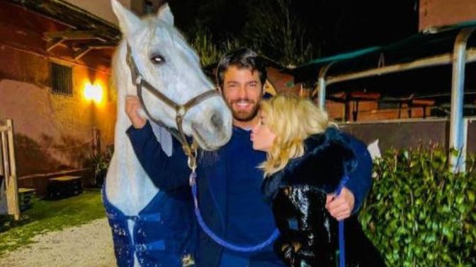 Can Yaman'a sevgilisi Diletta Leotta at hediye etti. Sevgiliniz size ne hediye etsin istersiniz?