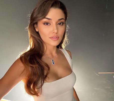 Hande Erçel mi Amber Heard mü daha güzel?
