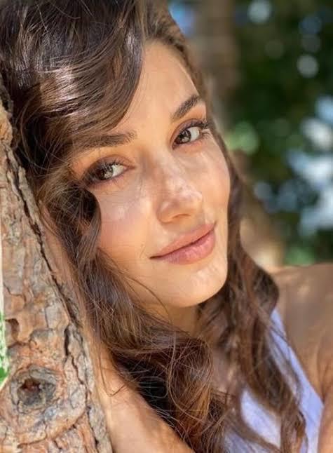 Hande Erçel mi Amber Heard mü daha güzel?