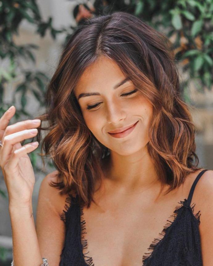 Omuz hizasında kısa saç mı, çene hizasında kısa saç mı daha çekici?