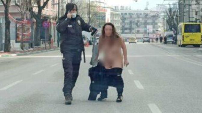 Bursa'da bir kadın çıplak soyunup sokakta koşmaya başladı. Sebebi psikolojik olabilir mi?