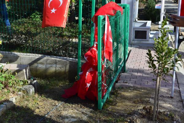 15 Temmuz şehidi ikiz polislerin mezarları kimliği belirsiz kişi ya da kişiler tarafından zarar verildi! Ne düşünüyorsunuz?