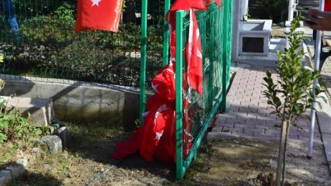 15 Temmuz şehidi ikiz polislerin mezarları kimliği belirsiz kişi ya da kişiler tarafından zarar verildi! Ne düşünüyorsunuz?