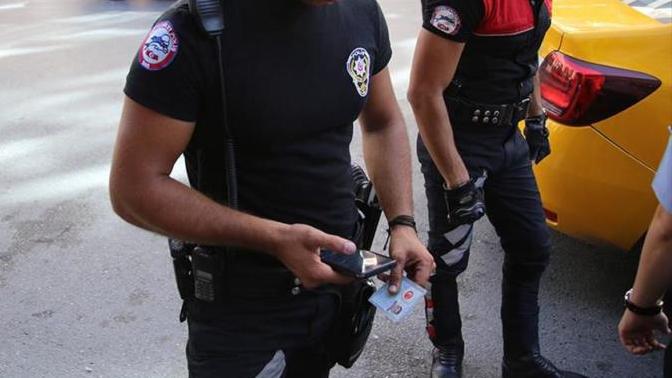 Polisler sadece çirkinlere mi GBT yapıyor?
