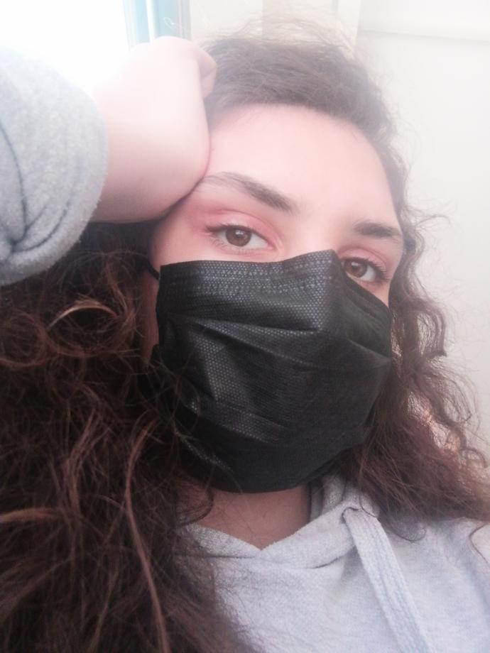 Sevgilim dikkat çekmemem için zorla siyah maske taktırıyor, sizce beyaz maske çok mu açık?