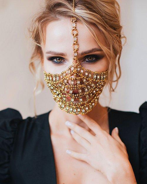 Hadi şunu taksan anlarim onu da beyaz maske yaa😂😂😂