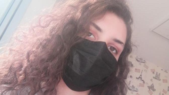 Sevgilim dikkat çekmemem için zorla siyah maske taktırıyor, sizce beyaz maske çok mu açık?