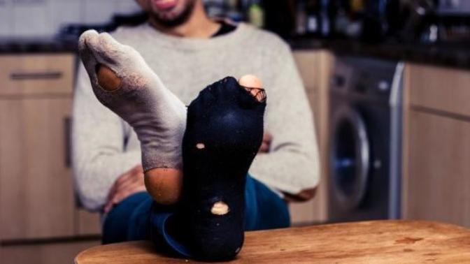 Annem çoraplarımı yamalardı, kız arkadaşım yıkanmış çoraplarımı çöpe attı, hangisi doğru?