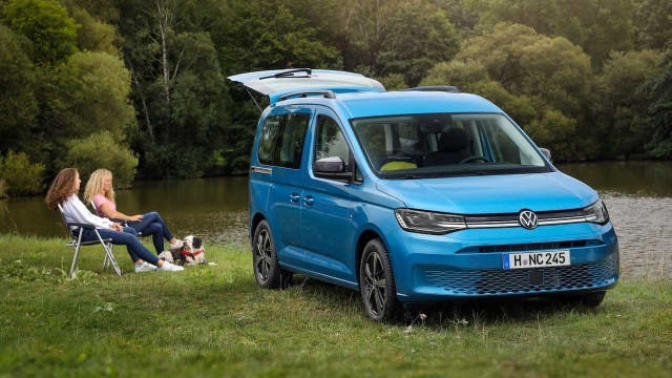 20 yaşında kızın Volkswagen Caddy kullanması nasıl görünür?