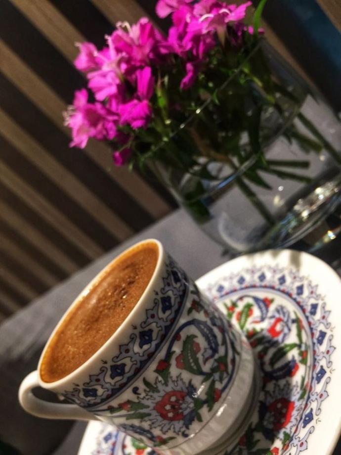 Cafede tatlı istediğinizde yanına hangi içeceği söylersiniz?