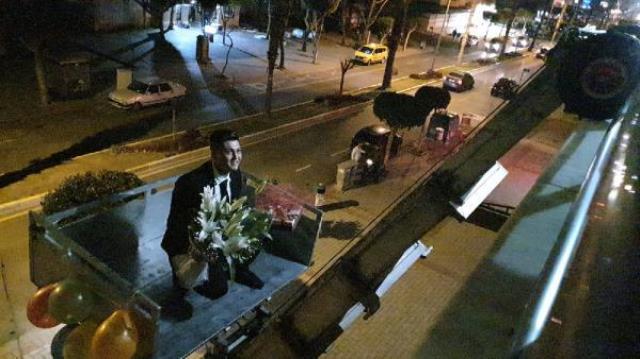 Alanyada bir damat kız istemeye gittiği eve eşya taşıma asansörüyle balkondan girdi! Nasıl hareket sizce?