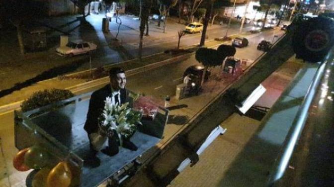 Alanya'da bir damat kız istemeye gittiği eve eşya taşıma asansörüyle balkondan girdi! Nasıl hareket sizce?