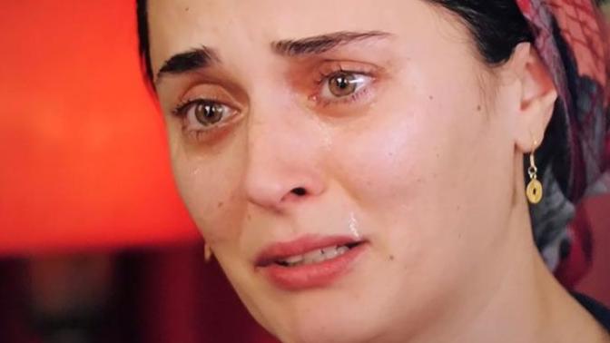 Kırmızı Oda dizisindeki gerdek gecesi sahnesine tepki yağdı. Bekaret önemli mi?