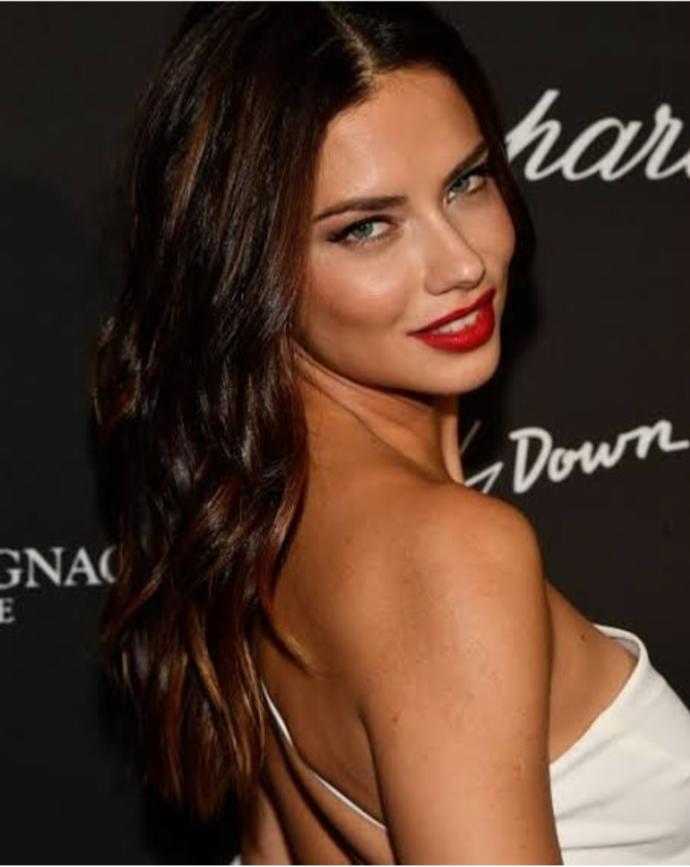 Adriana Lima yı güzel bulmayan tek Allahın kulu ben miyim?