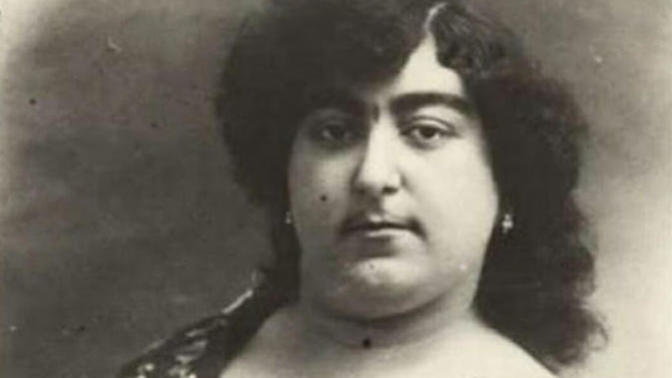 İran Prensesi Qajar'a benzediğim için sevgilim beni terk etti. Ne yapacam?