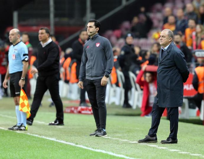 Galatasaray bugün taraftarlarını üzdü! Sizce Galatasarayın Ankaragücüne yenilişi, lige heyecan katacak mı?