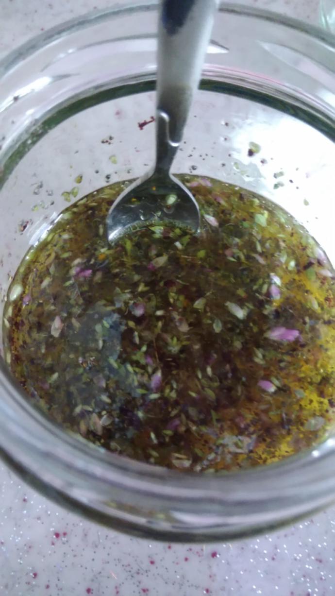 Sürekli aynı sosu kullanmaktan sıkıldım. Farklı salata sosları tarifleri önerir misiniz?