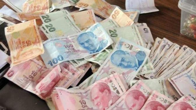 Manisa'da bir dilencinin üst aramasında çıkan 14 bin 135 liraya devlet el koydu. İnsanlar boşuna mı emek harcıyor ve okuyor?