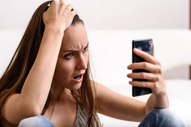 Sevgilinin telefonu kapalıysa aklına ilk ne gelir?
