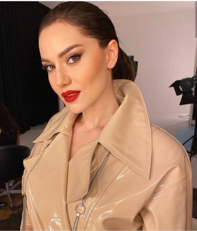 Fahriye Evcen ve Pelin Akil kadar güzel değilsek, 25 yaşında koca bulamaz mıyız?