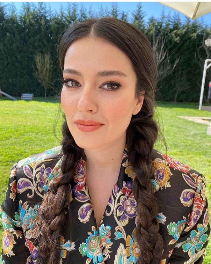 Fahriye Evcen ve Pelin Akil kadar güzel değilsek, 25 yaşında koca bulamaz mıyız?