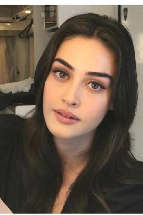 Esra Bilgiç Türkiyenin en güzel kadını değil mi?