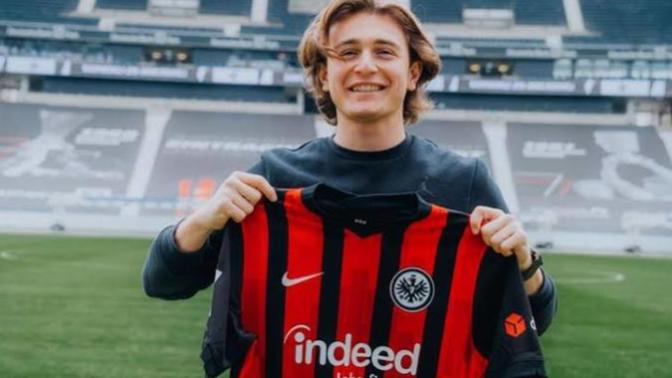Bursaspor ile sözleşmesini fesheden Ali Akman Frankfurt'a imzayı attı, sizce Bundesliga da başarılı olabilir mi?