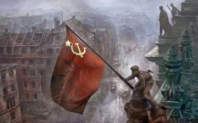 Berline Sovyetler Birliği bayrağını diken Kızıl Ordu askerleri...
