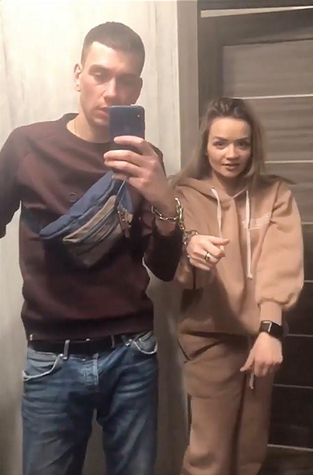 Siz de sevgilinizle kendinizi kelepçeler misiniz?