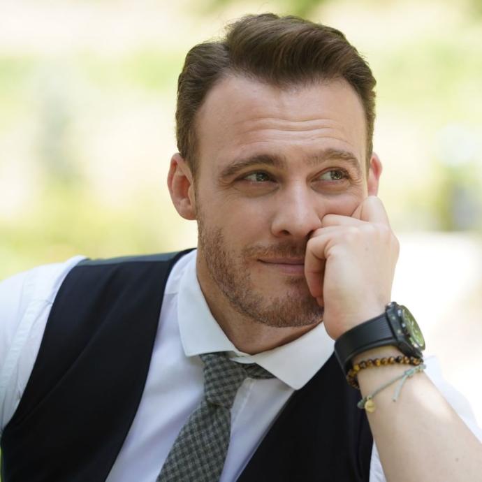 KScanlar Kerem Bürsin 19. Yılın Yıldızları Ödül Töreninde en iyi erkek dizi oyuncusu seçildi. Sizce hak ediyor mu?