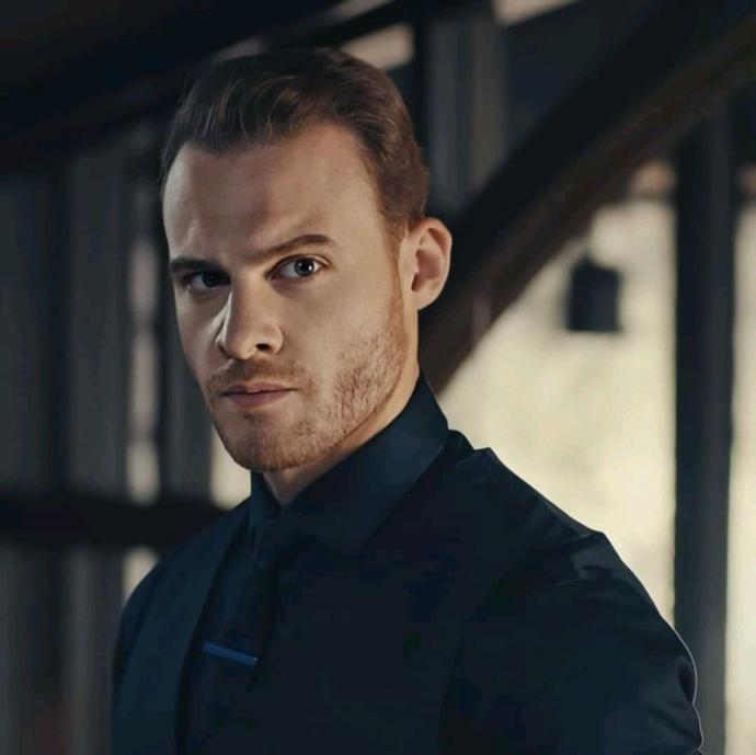 KScanlar Kerem Bürsin 19. Yılın Yıldızları Ödül Töreninde en iyi erkek dizi oyuncusu seçildi. Sizce hak ediyor mu?