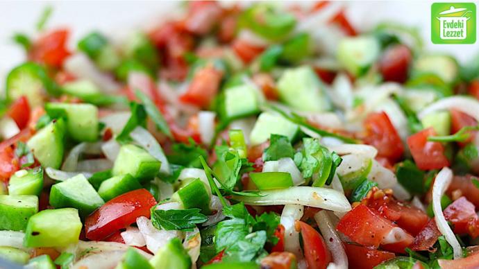 Mangal sezonu geliyor. Mangalın yanında hangi meze/salata iyi gider?