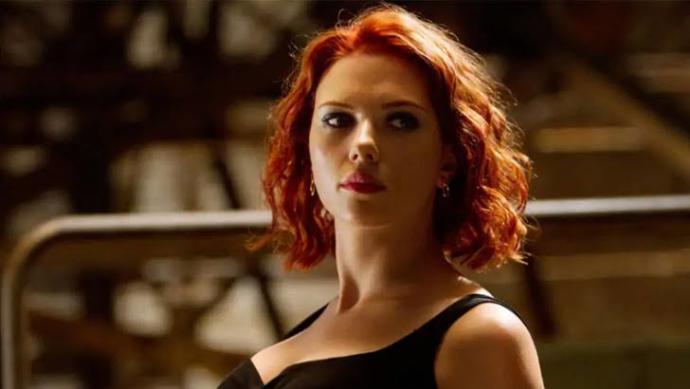 Güzelliğiyle göz kamaştıran Scarlett Johanssona hangi saç rengi daha çok yakışıyor?