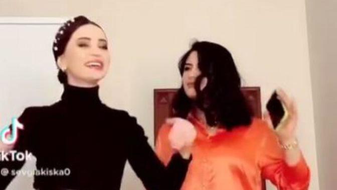 KScanlar gün geçmiyor ki gelin adayı Hanife gündeme gelmesin. Sizce Hanife sosyal medyanın kaymağını yiyenlerden mi?
