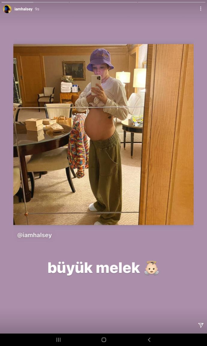 Halsey karnını paylaşarak altına Türkçe büyük melek yazdı! Türkçemiz evrenselliğe mi gidiyor?