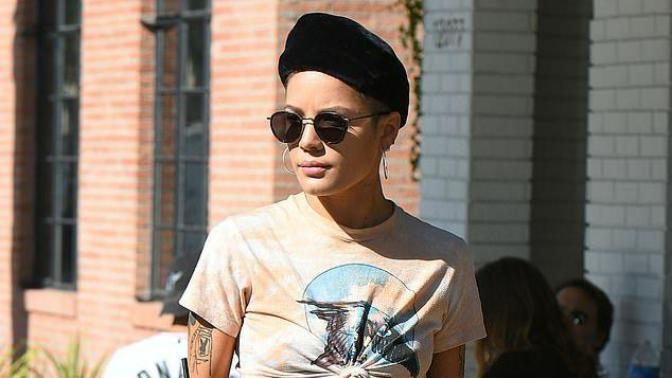 Halsey karnını paylaşarak altına Türkçe "büyük melek" yazdı! Türkçemiz evrenselliğe mi gidiyor?
