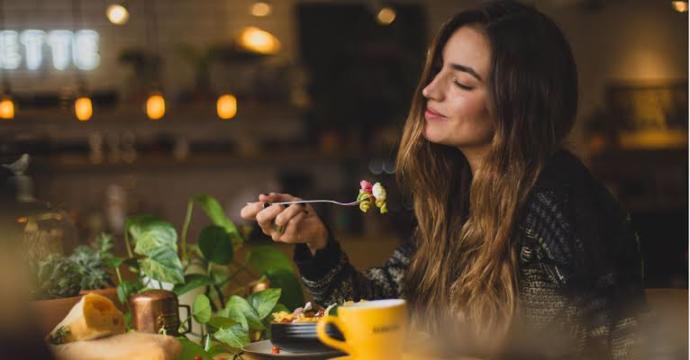 Ben vegan olmaya çalışırken erkek arkadaşım yanımda her hafta mangal yiyor, anlayış beklemem haksızlık mı?