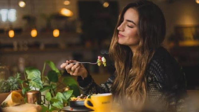 Ben vegan olmaya çalışırken erkek arkadaşım yanımda her hafta mangal yiyor, anlayış beklemem haksızlık mı?