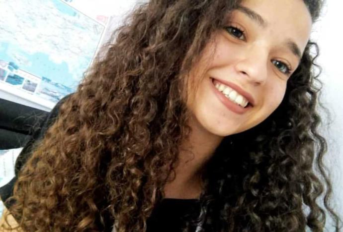 Gözlerimin rengi birbirinden farklı bu yüzden insanlar çok garip bakıyor lens takmalı mıyım?