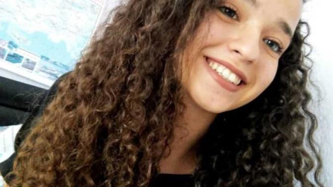 Gözlerimin rengi birbirinden farklı bu yüzden insanlar çok garip bakıyor lens takmalı mıyım?
