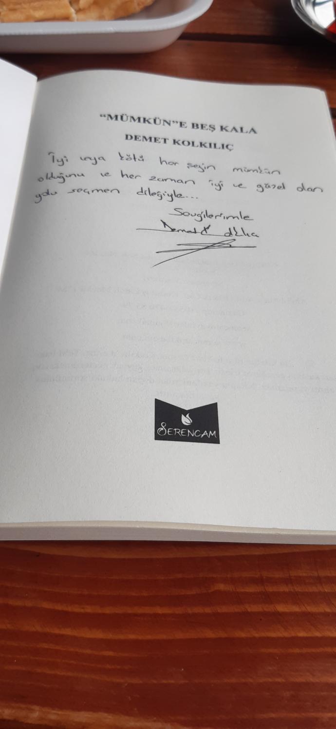 Demet Kolkılıç imzalı, Mümküne Beş Kala kitabı bana ulaştı. Kitabınızı okurken size ne eşlik eder?