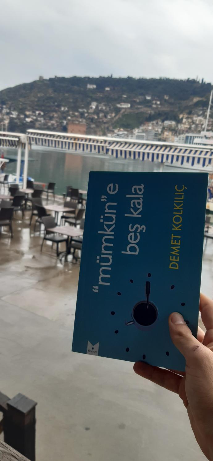 Demet Kolkılıç imzalı, Mümküne Beş Kala kitabı bana ulaştı. Kitabınızı okurken size ne eşlik eder?