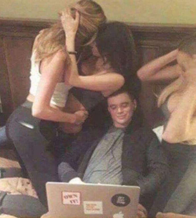 Sizce bu adam ne izliyor olabilir?