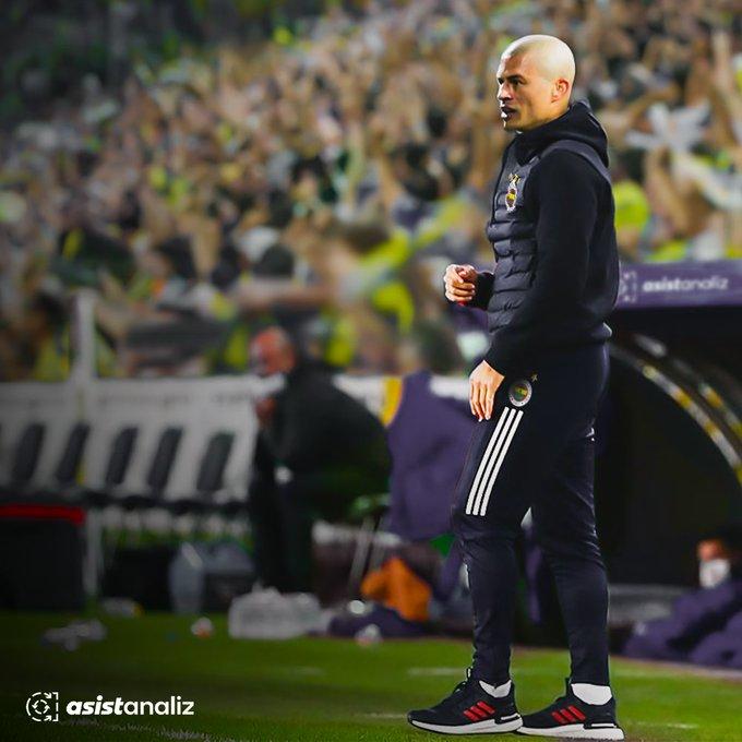 Sao Paulo U20 takımı için Alex de Souzaya 2 yıllık teklif yaptı, Sizce Alex bir gün Fenerbahçenin teknik direktörü olur mu?