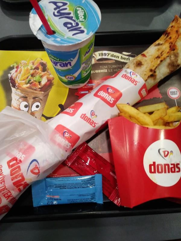 Arkadaşları iddiaya girdik hamburgermi yoksa dönermi?